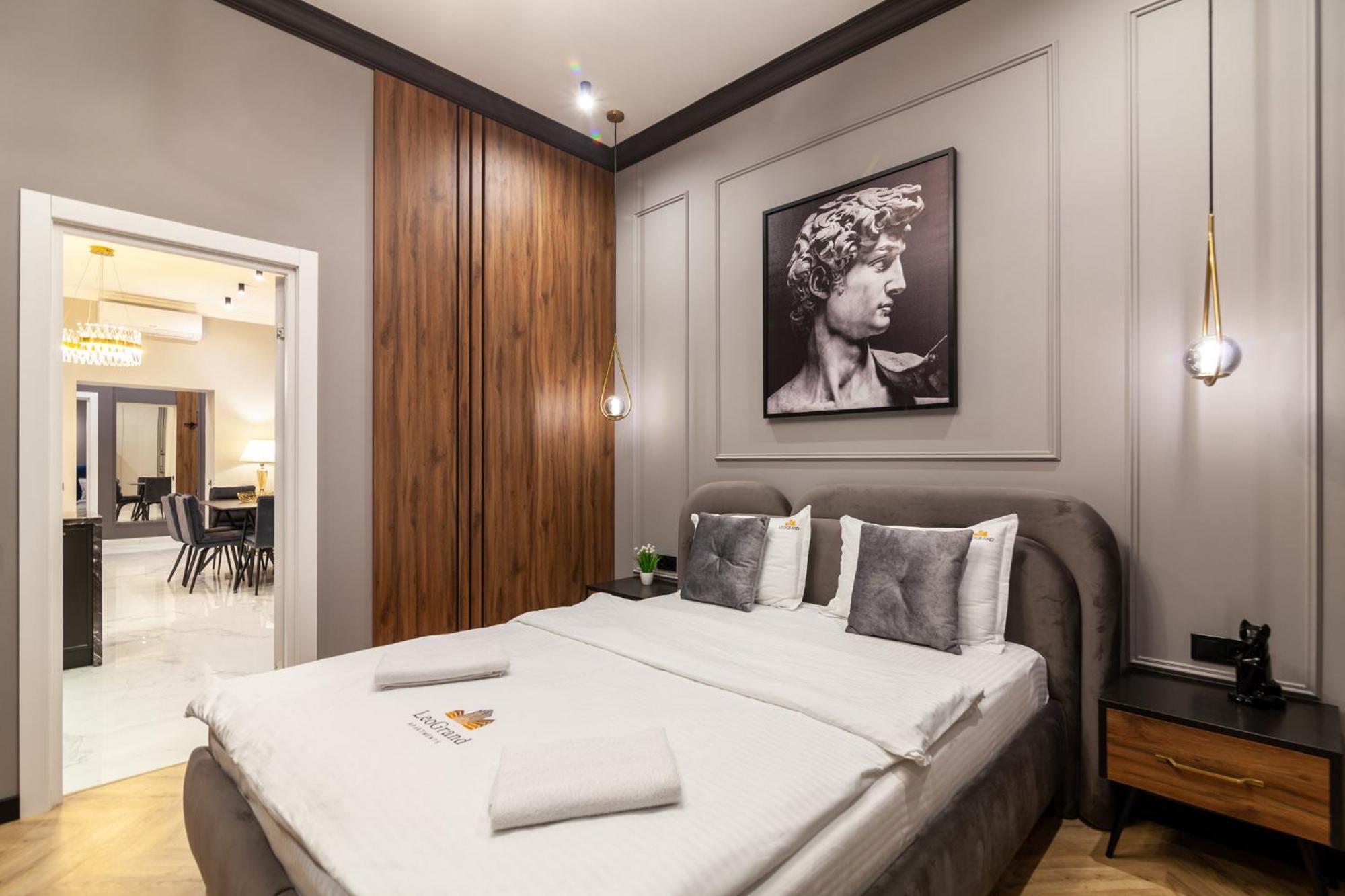 Leogrand Vip On Svobody Avenue 43 Apartment Lviv Bagian luar foto