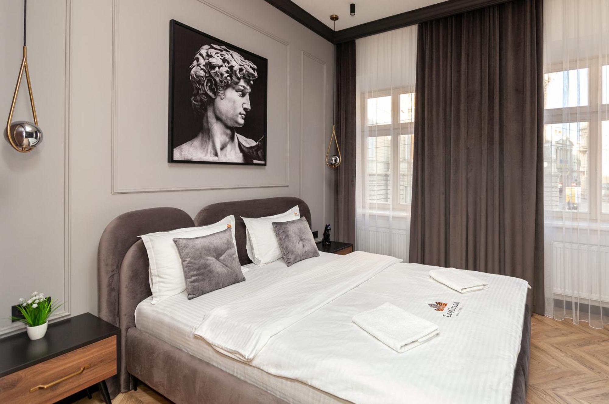 Leogrand Vip On Svobody Avenue 43 Apartment Lviv Bagian luar foto